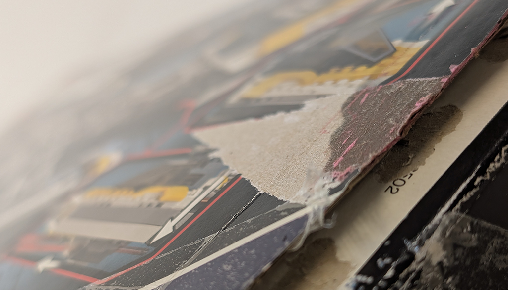 A large tear on the edge of a LEGO® set box.png